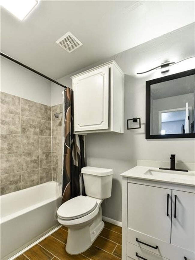 Building Photo - Remodeled 3-bedroom house!  Housing accepted!