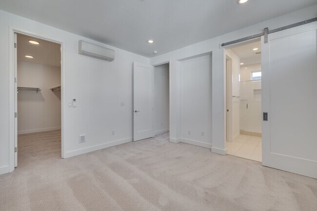 Building Photo - Modern Sammamish Townhome with Style, Spac...