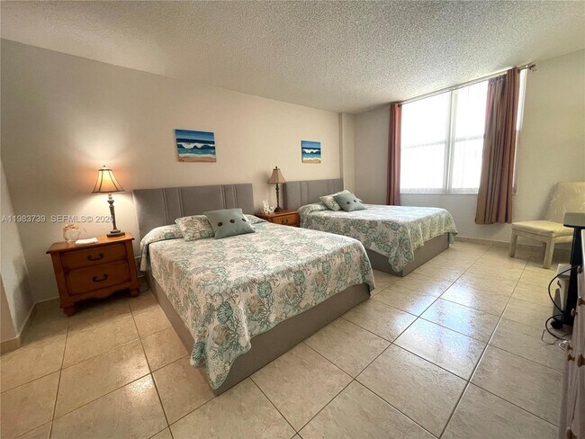 Building Photo - 3725 S Ocean Dr