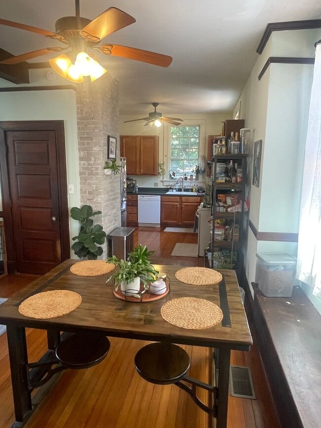 Building Photo - Gorgeous 3BD/2BA Single Family Home in Mid...