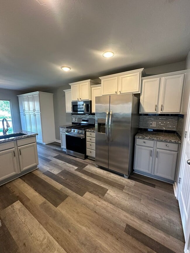 Building Photo - 3 Weeks Rent FREE! Modern 3 Bed 2.5 Bath T...