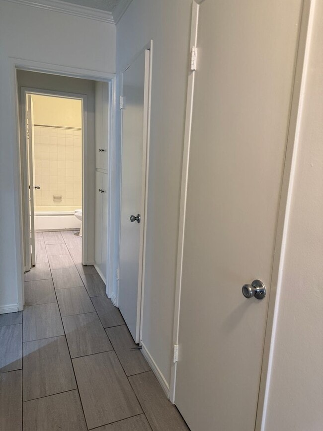Building Photo - VALLEY VILLAGE - VERY LARGE 2 BEDROOM 2 BATH NEWLY RENOVATED APARTMENT FOR RENT
