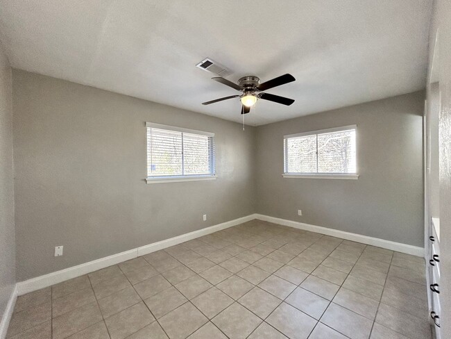 Building Photo - CENTRAL 3BR Private home!  Discounted Move...