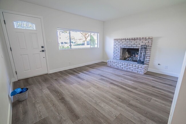 Building Photo - 3-Bedroom Home with Dog Run and Private Yard in Santa Clarita!