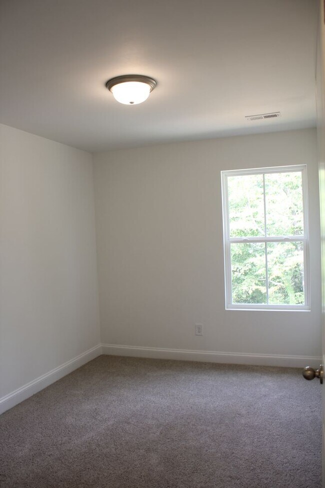 Building Photo - Almost - Brand new townhouse in Kannapolis...