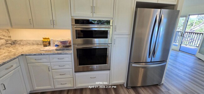 Building Photo - large custom home with peek a boo ocean views