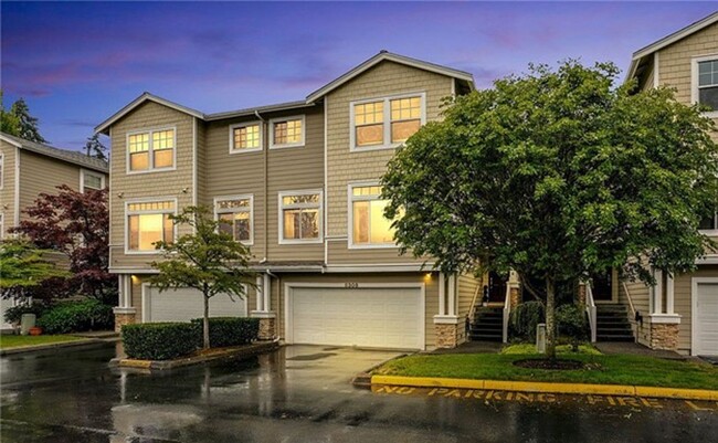 Building Photo - Amazing 4 bedroom, 2.5 bathroom townhouse ...