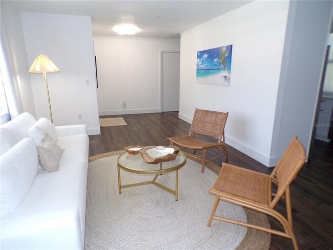 Building Photo - 1802 Los Alamos Dr