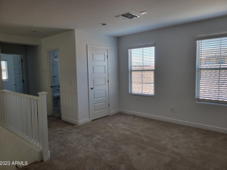 Building Photo - 10945 E Thunderbolt Ave