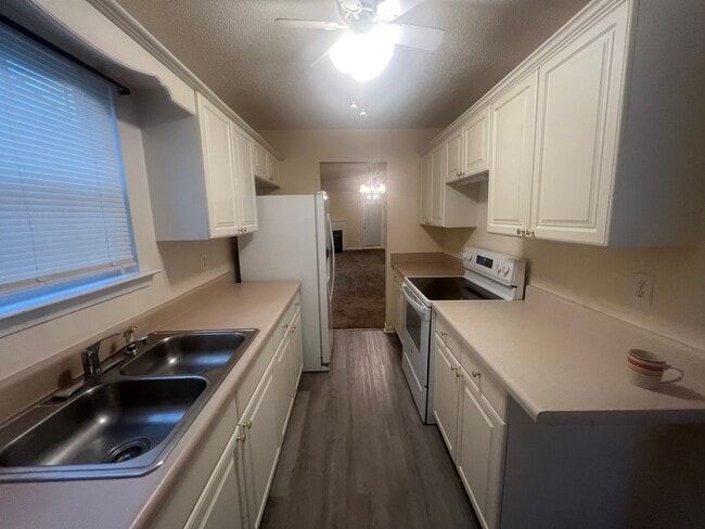 Building Photo - 1785 Summerwoods Ln