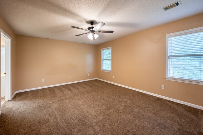 Building Photo - 4135 Knollcrest Cir N