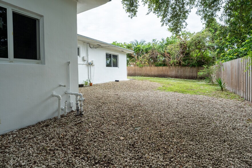 Private Side Yard - 1317 NE 116th St