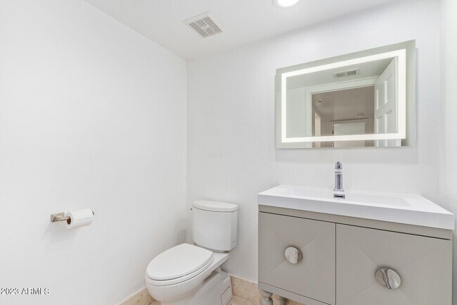 Building Photo - 4450 E Camelback Rd