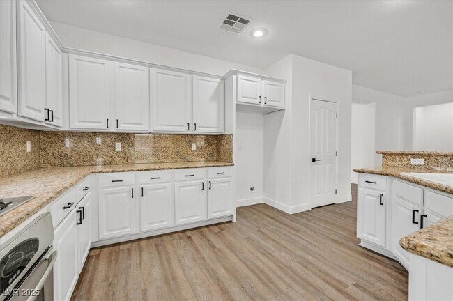 Building Photo - 913 Hickory Park St