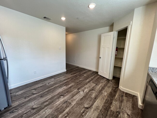 Building Photo - Bridgestone Crossing -3 bedroom 2.5 bath i...