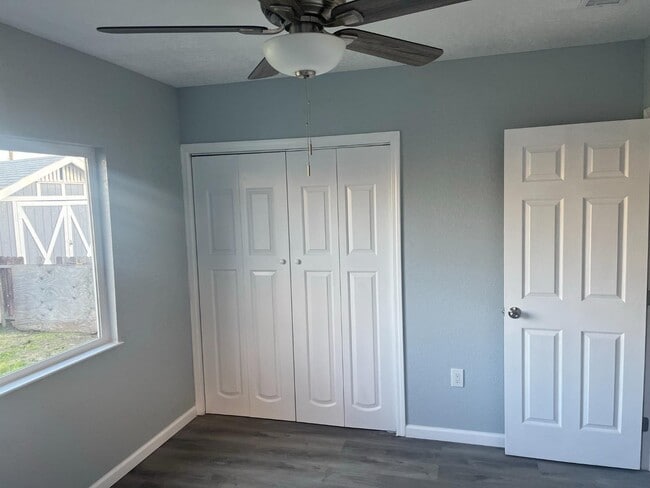 Building Photo - 392 N Ferger Ave