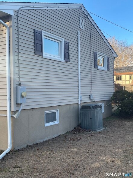 Building Photo - 7 Riverbend Dr