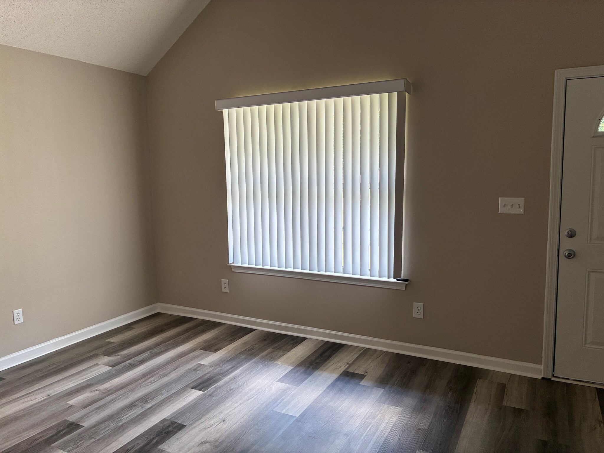Building Photo - 301 Strawbridge Ln