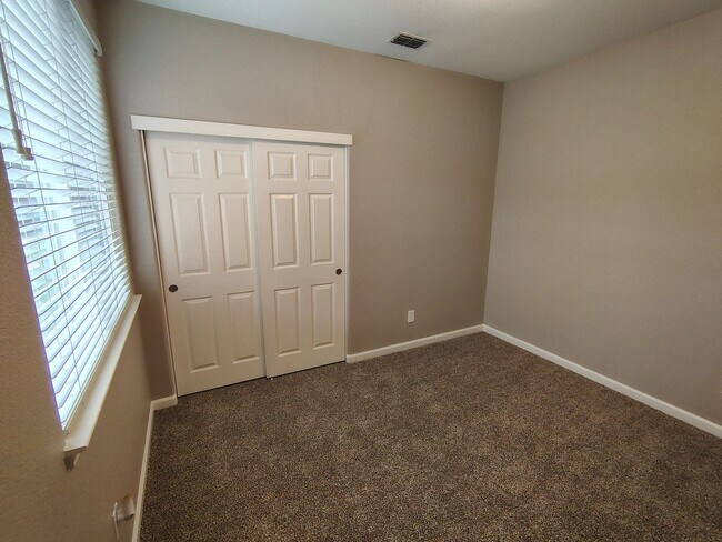 Building Photo - 880 Raccoon Valley Dr