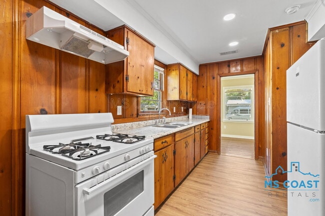 Building Photo - 2050 North Dr