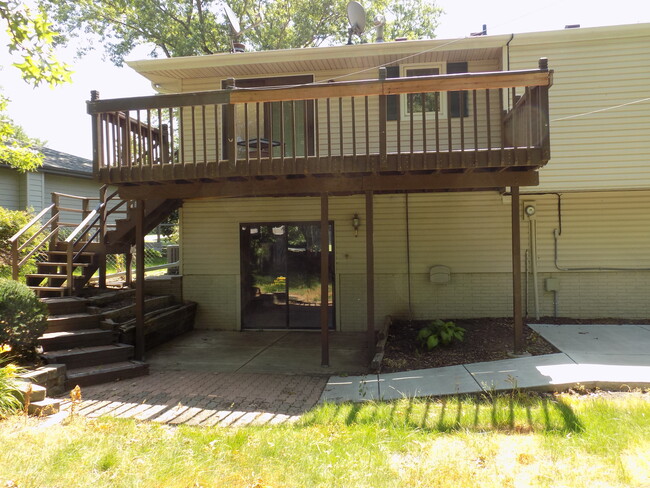 Building Photo - 6012 Fleetwood Dr