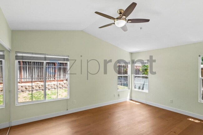 Building Photo - Unit