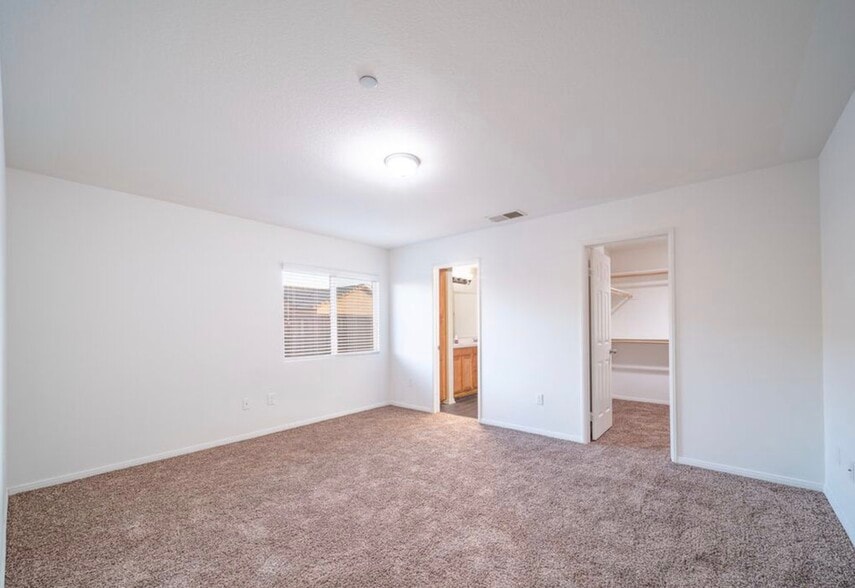 Building Photo - 1036 Playa del Norte