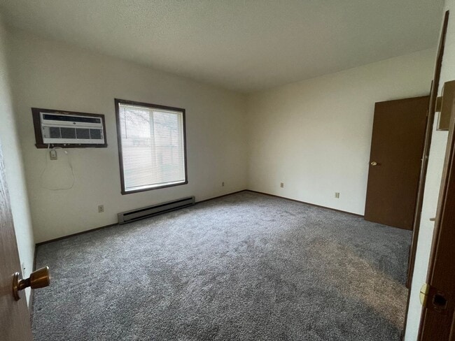 Building Photo - Spacious 3 bedroom, 1 bath Located in West Fargo.