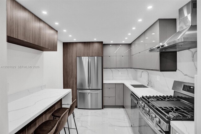 Building Photo - 2030 S Ocean Dr