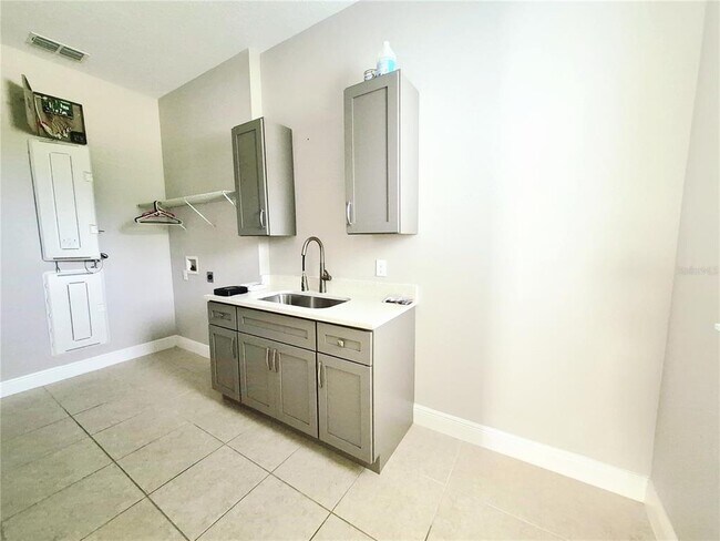 Building Photo - 8521 Dubochet St