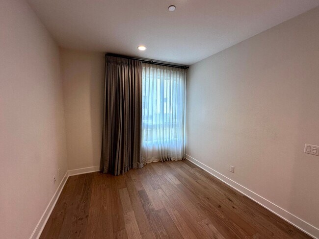 Building Photo - Fantastic 3 Story Townhome - 2 bedrooms - ...
