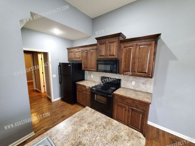 Building Photo - Beautiful and Spacious Olathe Townhome-Available in APRIL!!!