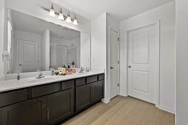 Building Photo - 1102 Lossie Ln