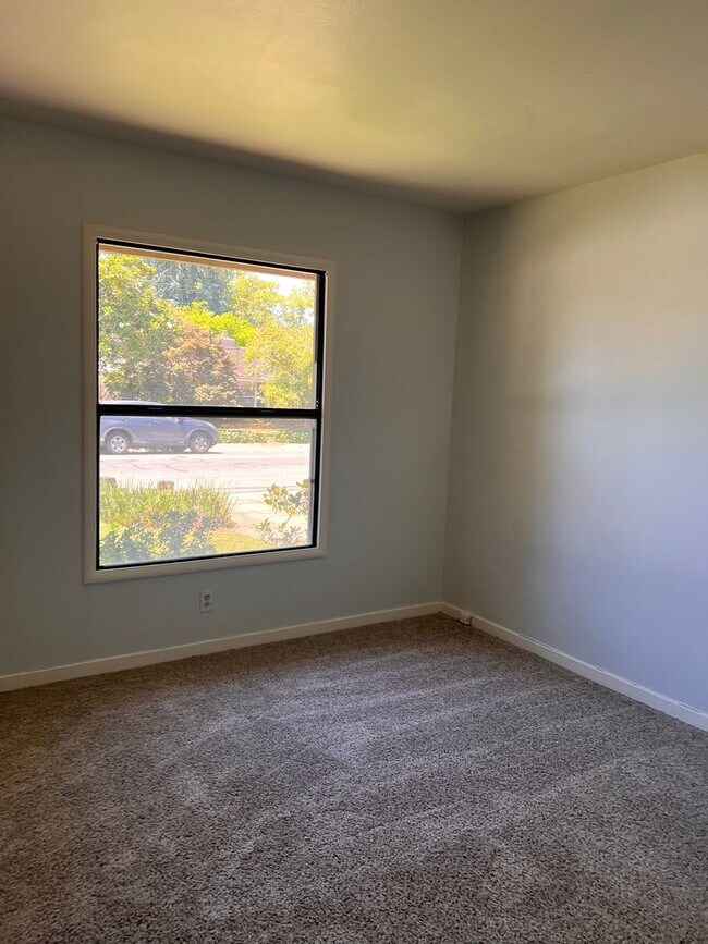 Building Photo - 1143 Solana Dr