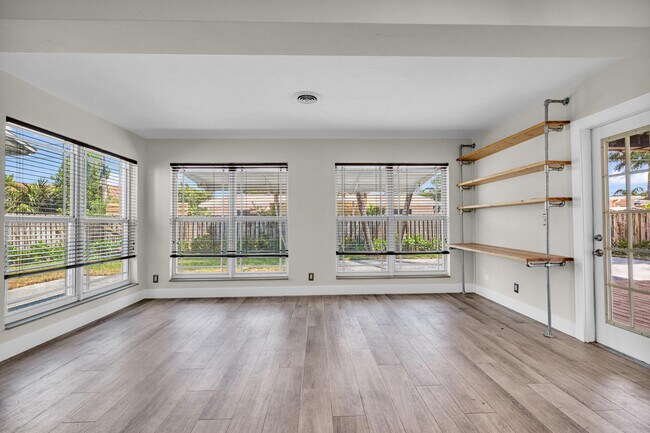 Building Photo - 921 SE 15th Ct