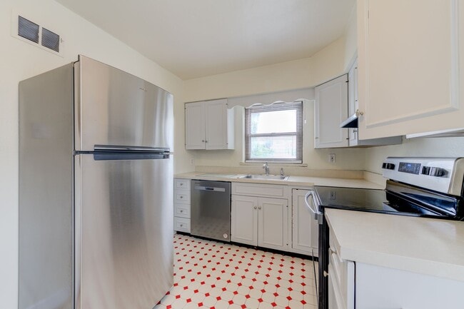 Building Photo - 1154 Moorlands Dr