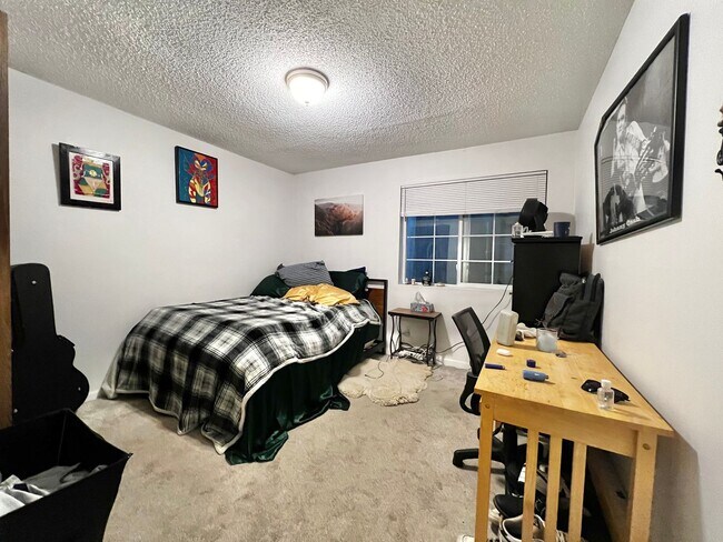 Building Photo - Great Campus West 2 Bed 1 Bath Available!