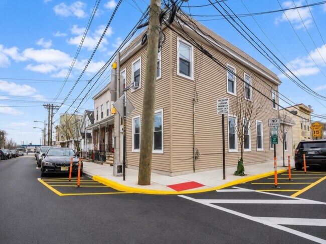 Building Photo - 814 28th St