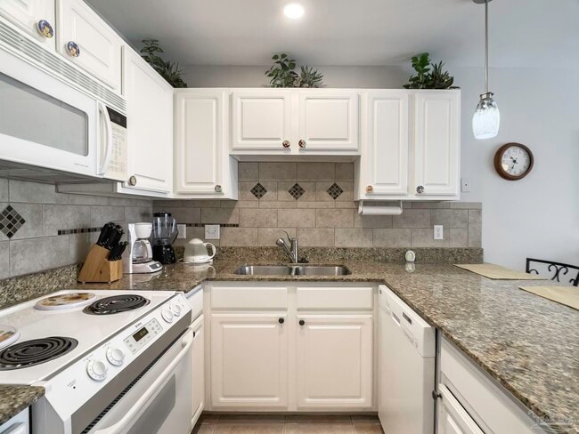 Building Photo - 13500 Sandy Key Dr