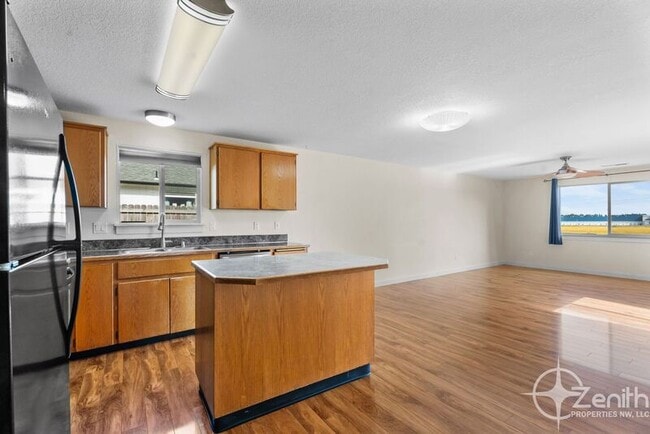 Building Photo - 16004 NE 47th St