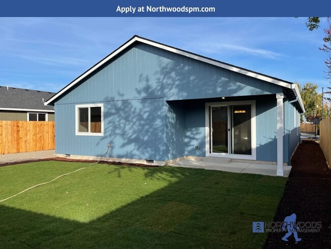 Building Photo - Newer 3 Bedroom 2 Bath Home-Large Fully Fenced Back Yard.