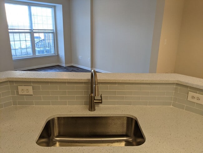 Building Photo - Recently renovated townhome in Ballenger C...