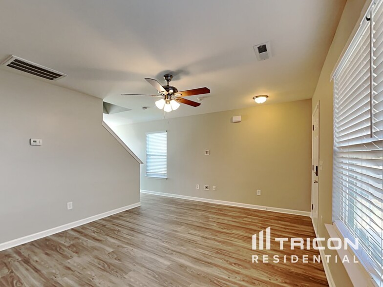 Building Photo - 661 Thistle Dr