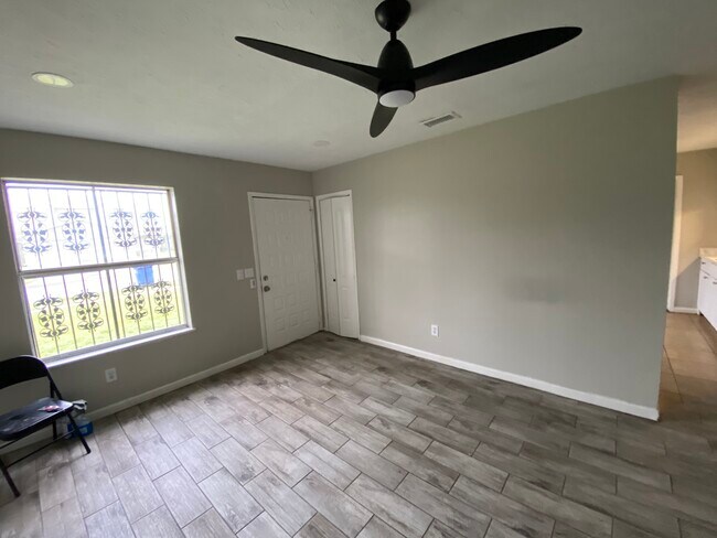 Building Photo - 1015 Kurze Ave