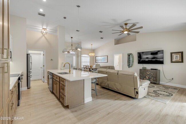 Building Photo - 646 S Pine St