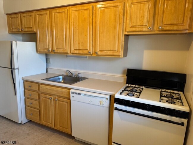 Building Photo - 5 Traphagen Rd