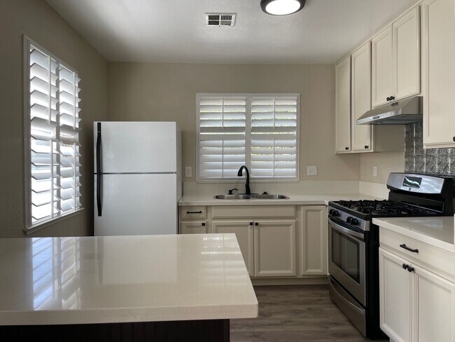 Building Photo - Amazing Location, Central Heat and Air, Washer & Dryer, Must See!