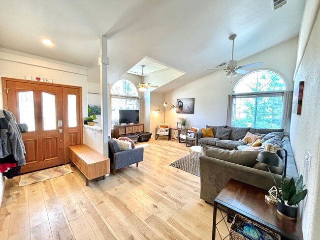 Building Photo - BEAUTIFUL 5 BED/3 BATH HOME IN THE HIDDEN HILLS SUBDIVISION