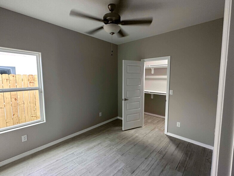 Building Photo - 4907 N Dahlia St