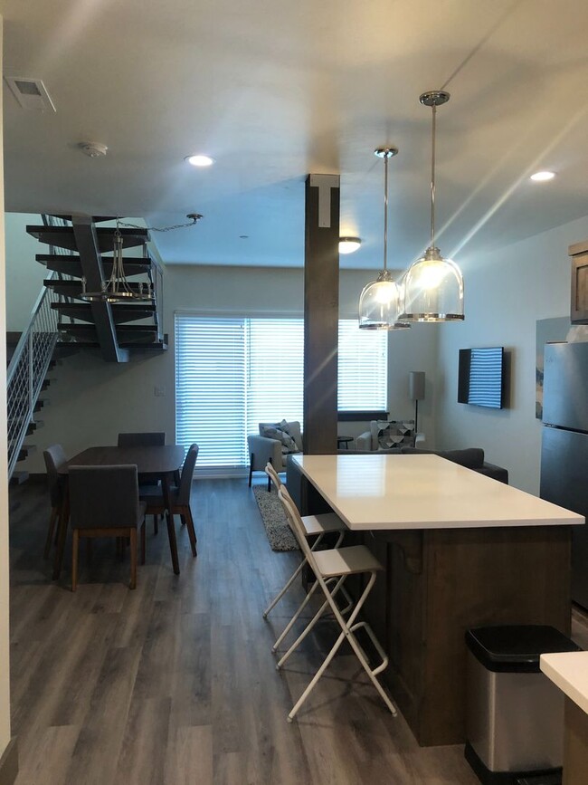 Building Photo - Modern 2 BR 2.5 Bath Summit Town home in V...